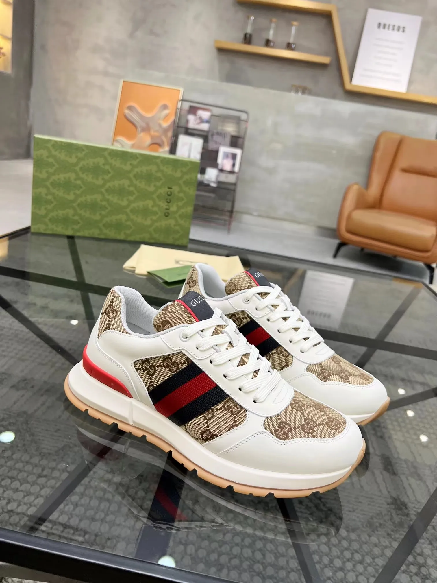 P440 new men's shoes GUCCI [Lightning] latest shoes are shipped. Original quality, fashionable, made of special materials, sheepskin lining, brand new packaging. The foot feels super comfortable and the workmanship is impeccable. Size: 38-45